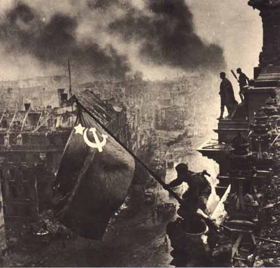 08 Berlino_45.jpg - L'immagine simbolo della fine della seconda guerra mondiale: il 1° maggio 1945  un Soldato russo innalza la bandiera sul Reichstag ad indicare la sconfitta del nazismo. Il 9 maggio, nelle prime ore del mattino, la radio a Mosca annuncia alla popolazione la resa incondizionata della Germania Nazista.